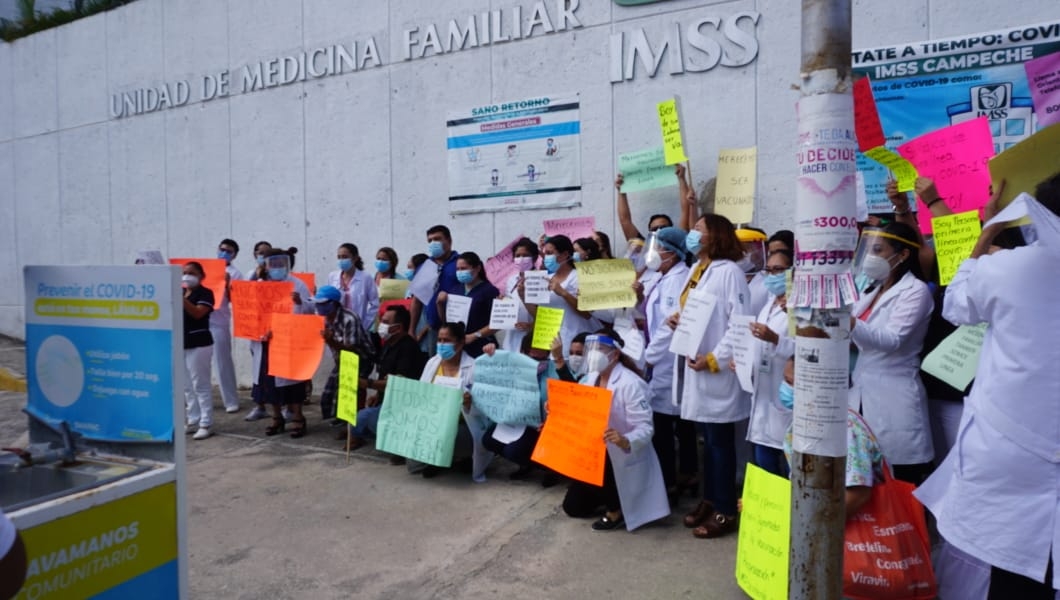 Médicos protestan porque aún no reciben vacunas anticovid en Campeche