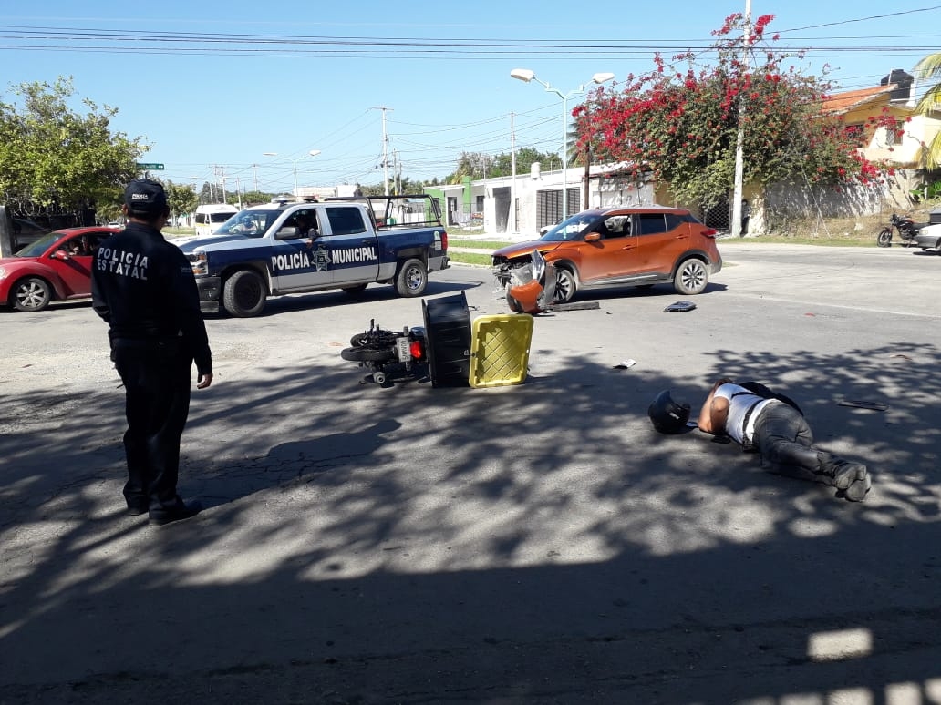 La mujer quedó tendida en el pavimento