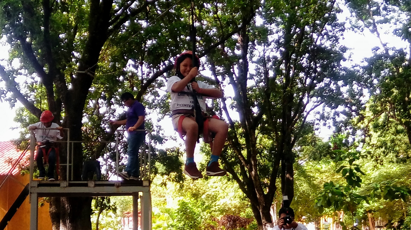 Dentro del parque los visitantes tiene la oportunidad de conocer el aviario que cuenta con 10 especies de aves