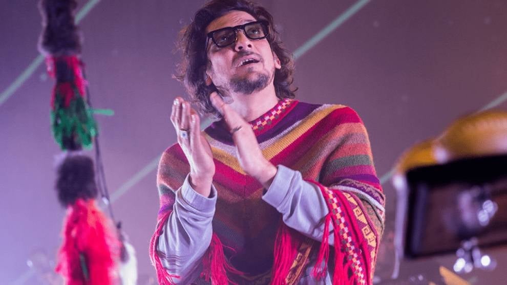 León Larregui arremete contra vacunas anticovid y Twitter lo suspende