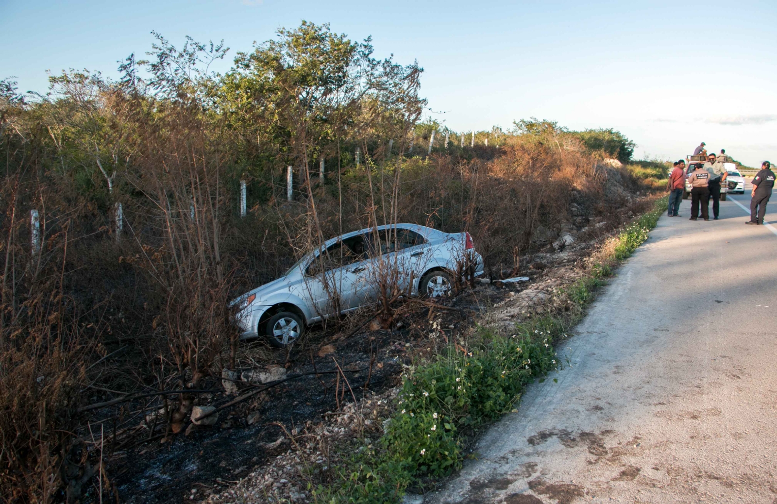 Tras estallarle un neumático, el automóvil se salió de la cinta asfáltica cuando transitaba sobre el tramo carretero Tecoh-Telchaquillo.