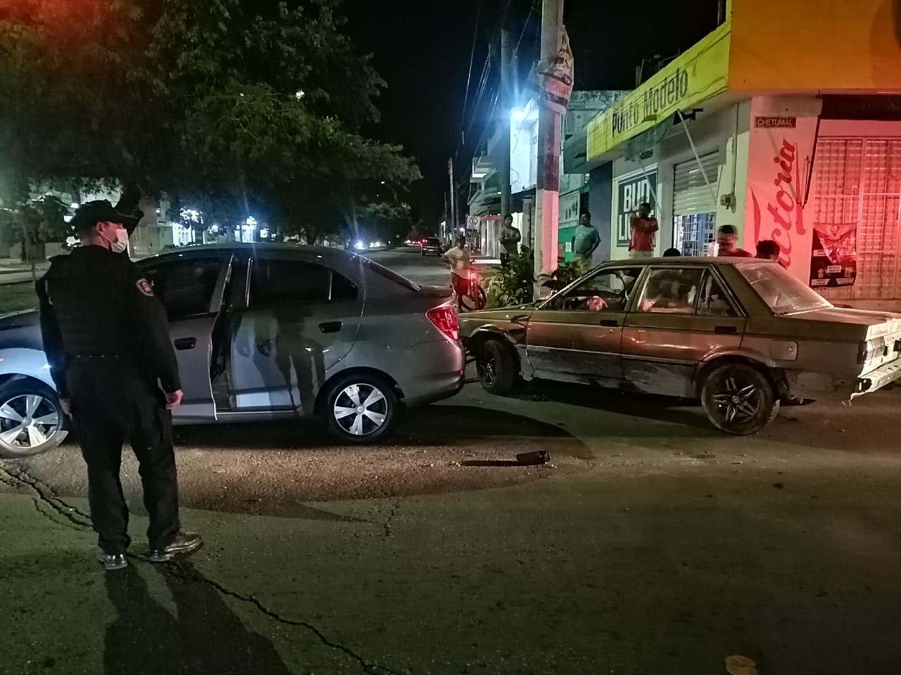 Automóvil se estrella con otro vehículo en Chetumal