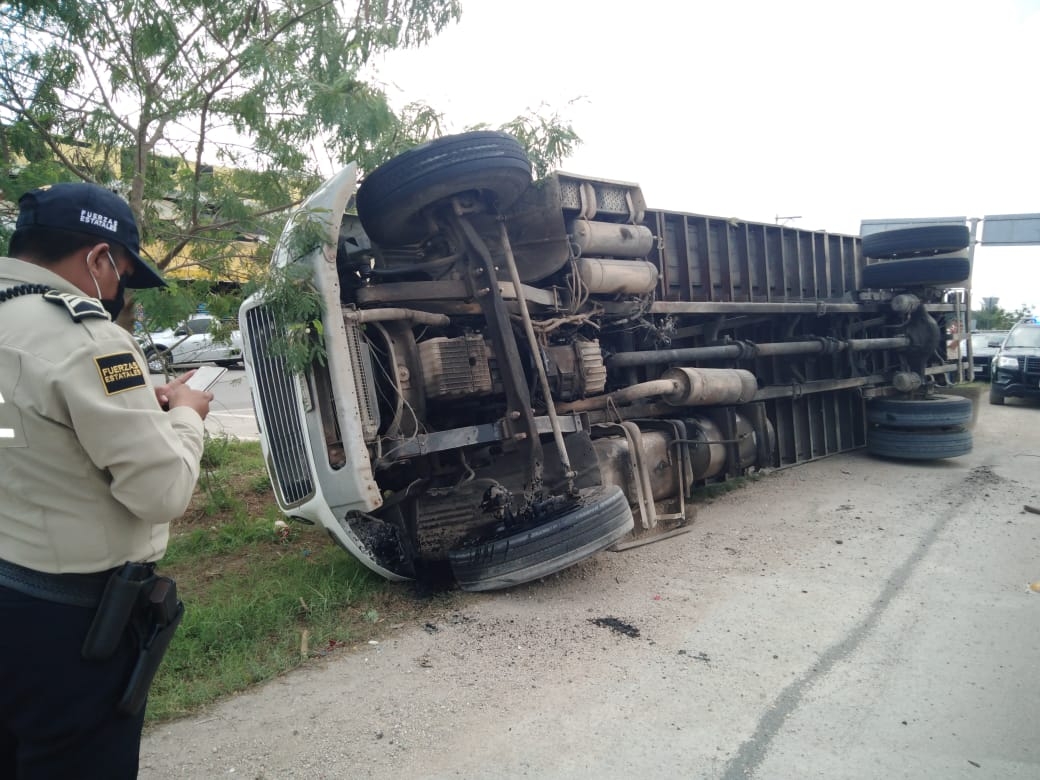 Un camión Freightliner tipo caja cerrada, colisionó con un volquete y se volcó sobre el costado derecho.