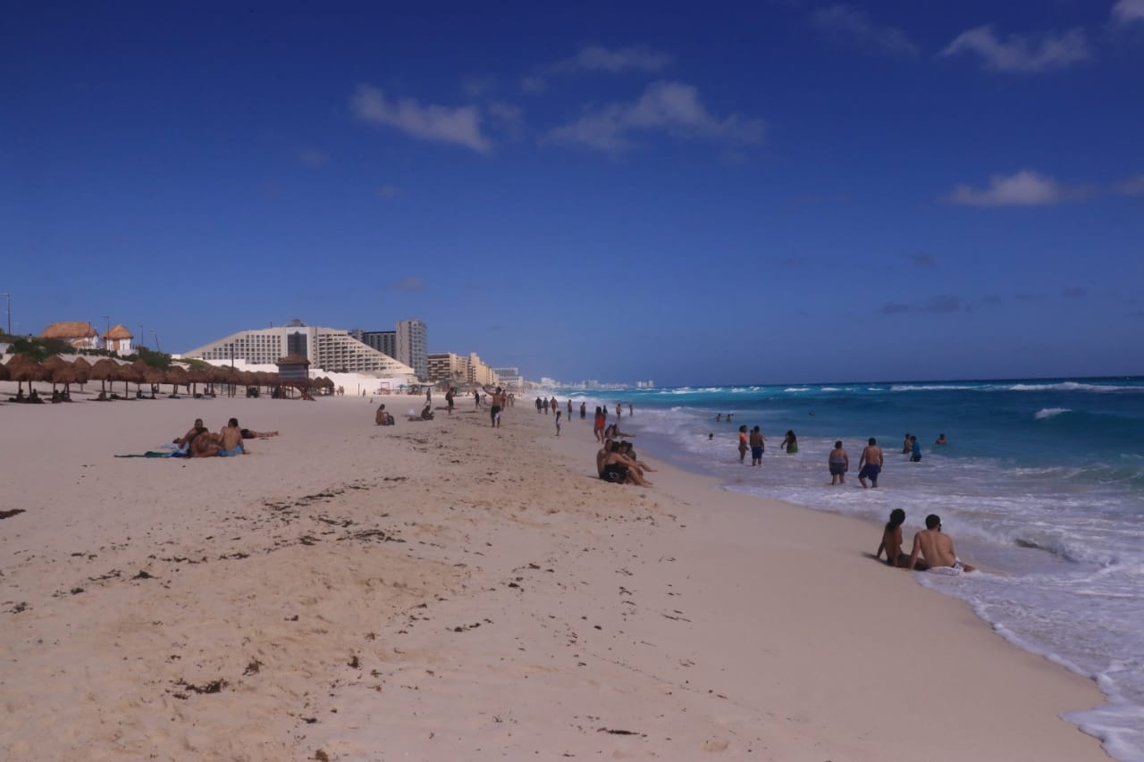 Semáforo Naranja aleja a bañistas de las playas en Cancún: FOTOS