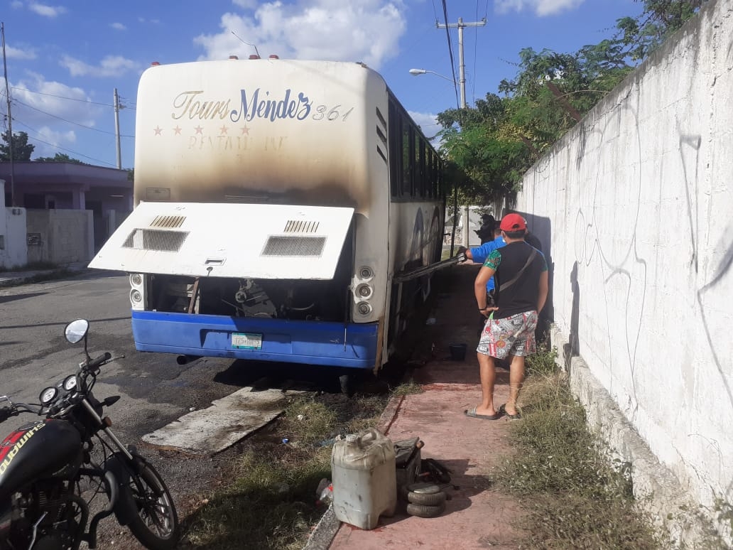 Mecánico herido por flamazo de un camión en Mérida; fue trasladado al hospital