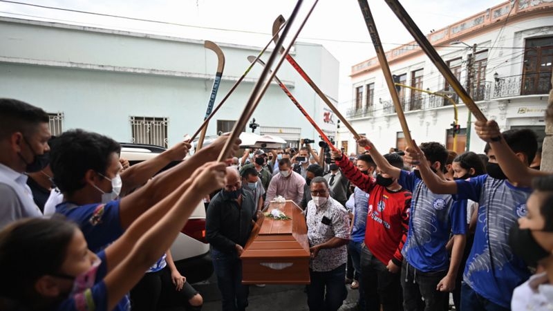 Uno de los jóvenes era jugador de jockey. Así lo homenajearon.