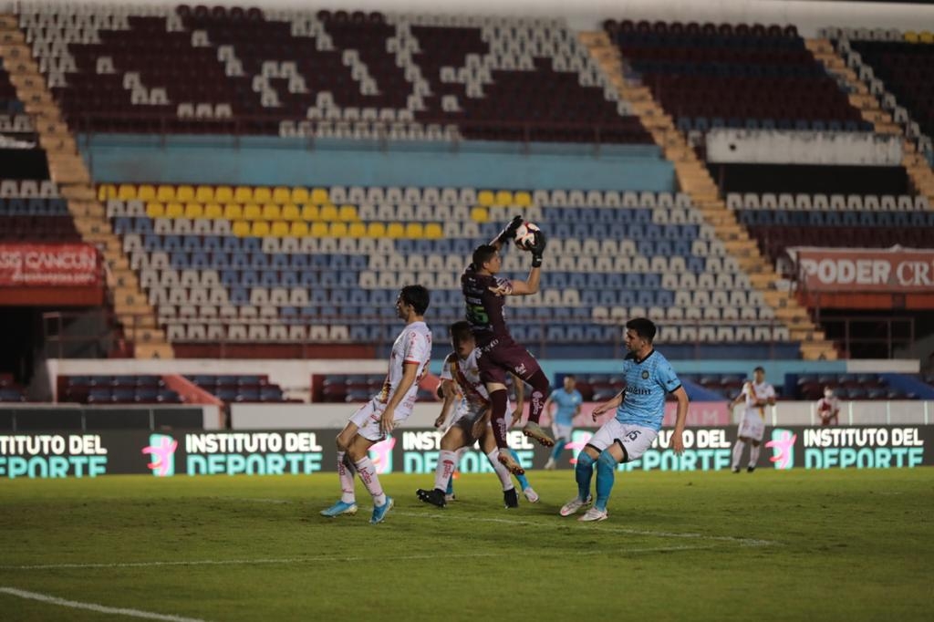 El encuentro se lleva a acabo en el estadio "Andrés Quintana Roo"