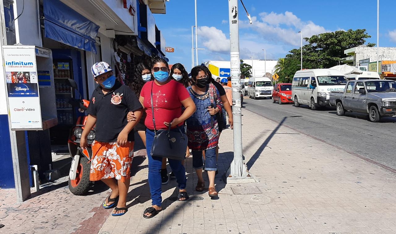 Habitantes de Playa del Carmen desobedecen restricciones por Semáforo Naranja