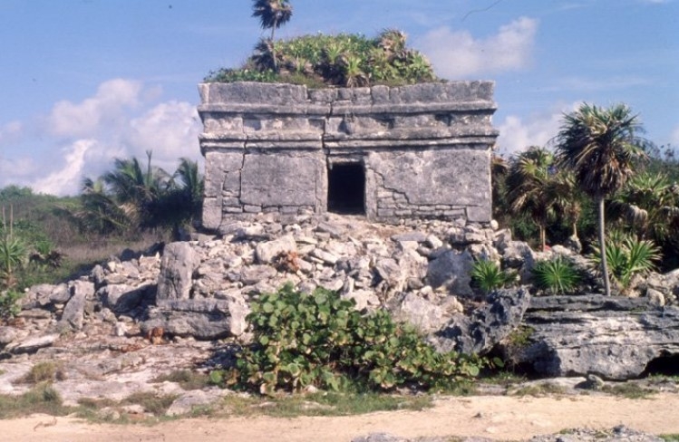 Zona Arqueológica de Xcaret, puerto comercial maya en Playa del Carmen