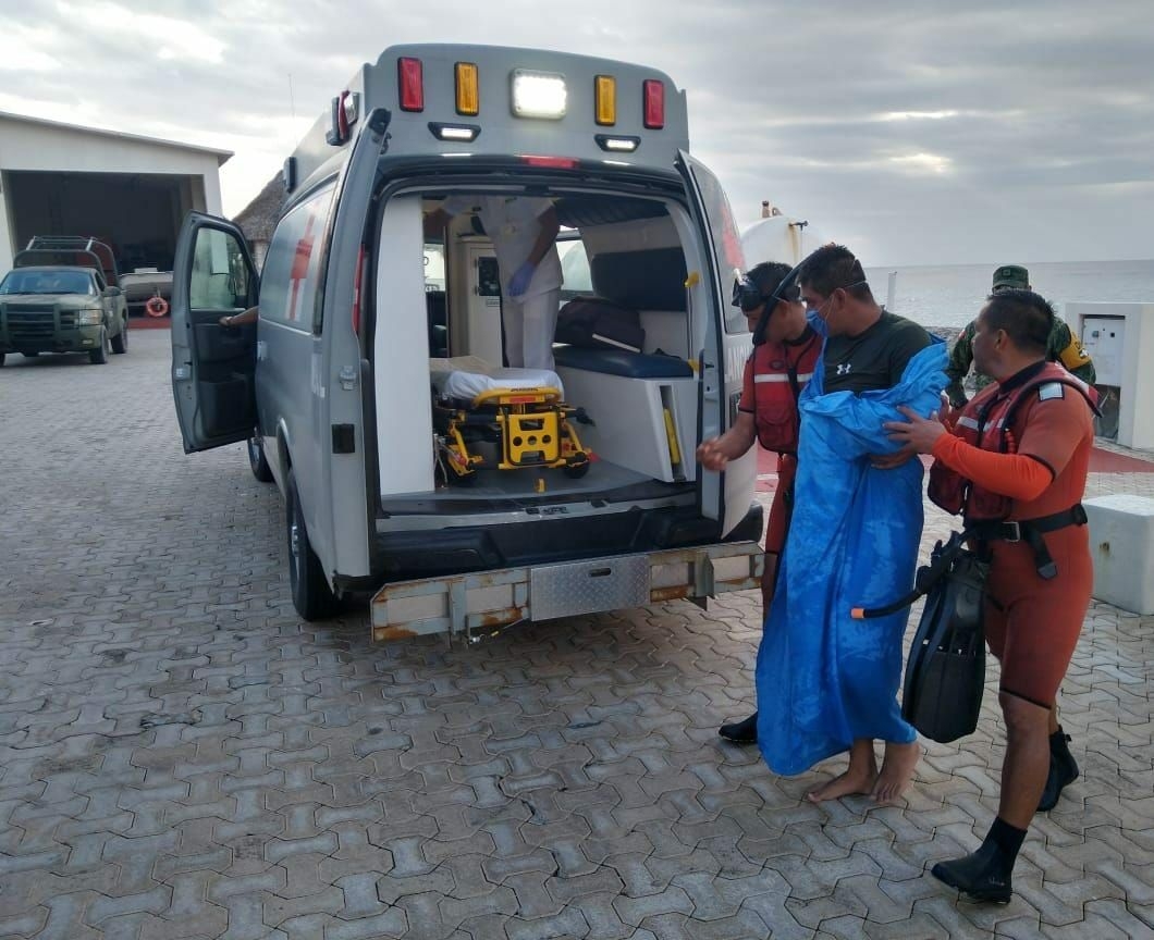 La persona rescatada, fue conducida al Hospital Naval de Cozumel