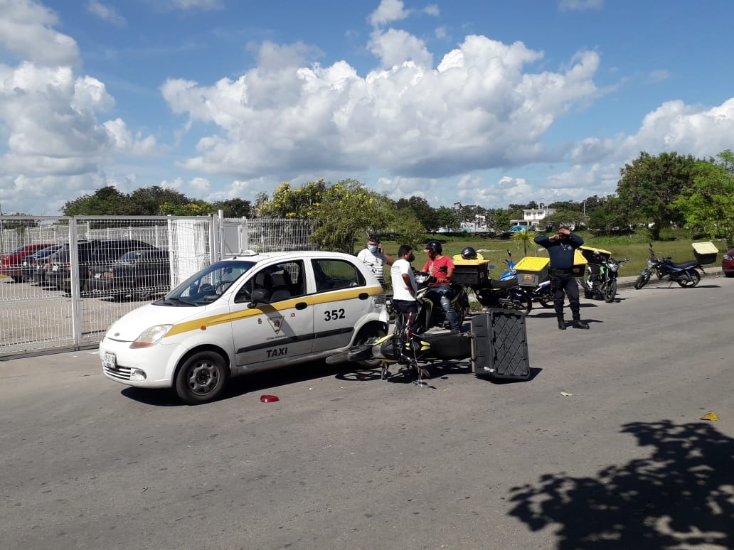 Motociclista se impacta contra taxi en calles de Chetumal