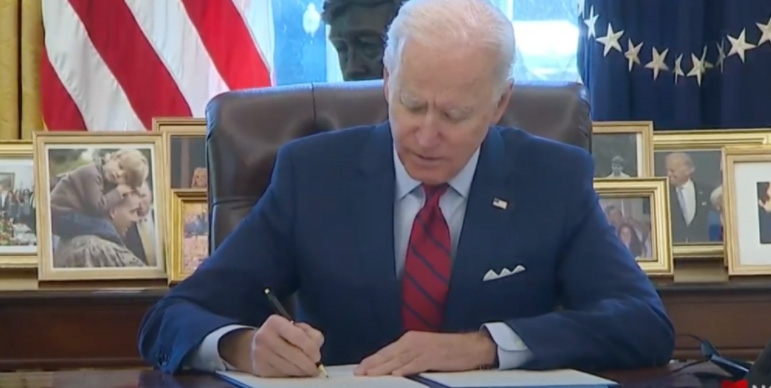 Joe Biden firma dos órdenes ejecutivas y resucita el Obamacare