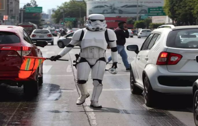 Hombre lucha por la vida de su hijo como un 'Stormtroopers' de 'Star Wars'