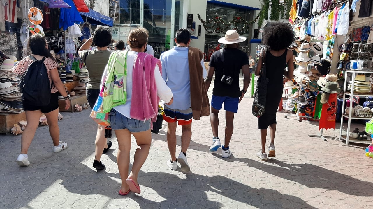 Ciudadanos desacatan protocolos contra COVID-19 en Playa del Carmen