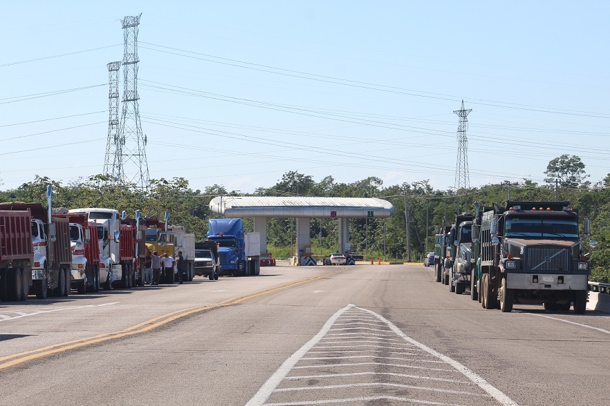 Volqueteros advierten bloqueo indefinido en carreteras de Lázaro Cárdenas
