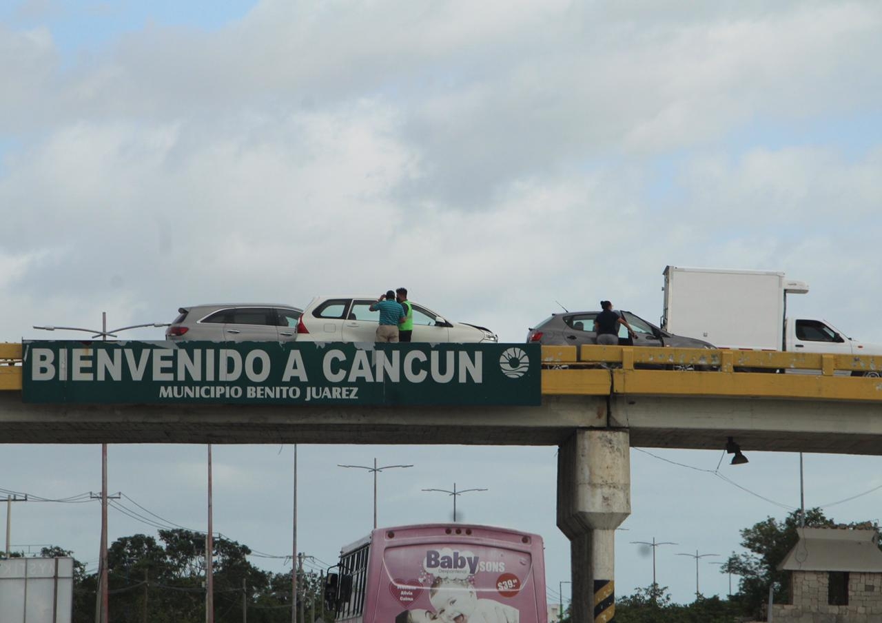 Automóvil se estrella con otro cerca del aeropuerto de Cancún