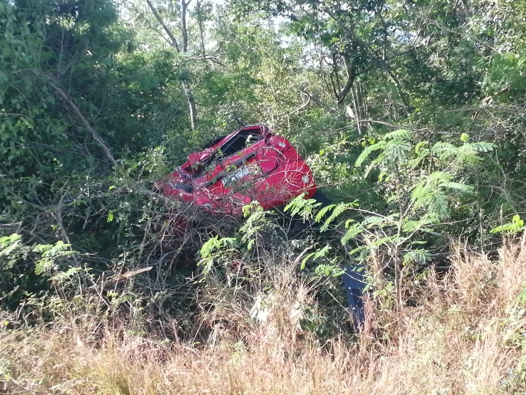 Conductora dormita y destroza su auto rumbo al Pueblo Mágico de Izamal