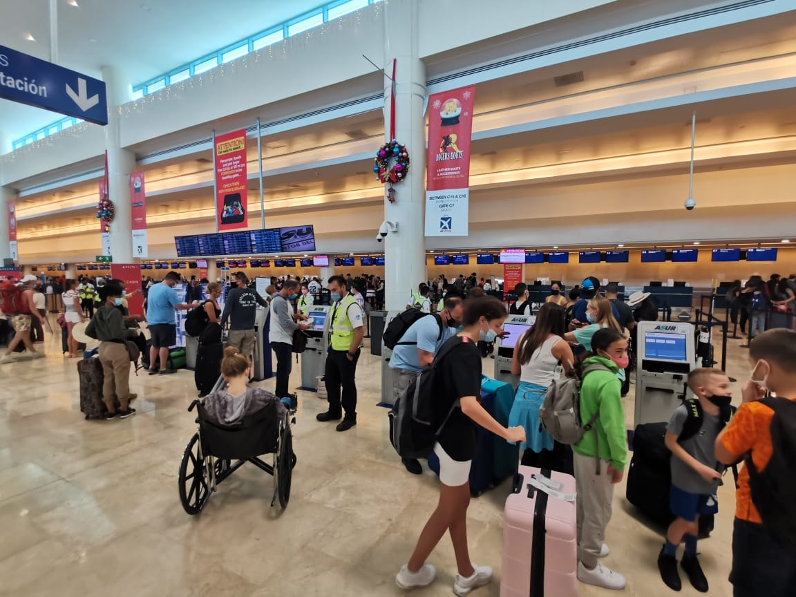 Viajeros abarrotan la Terminal 3 del aeropuerto de Cancún con 134 vuelos internacionales