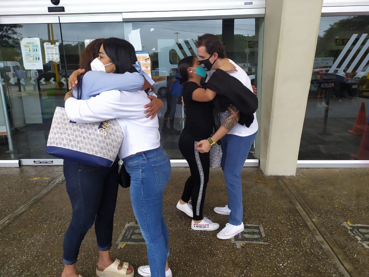 Comienzan las despedidas familiares en el Aeropuerto de Ciudad del Carmen