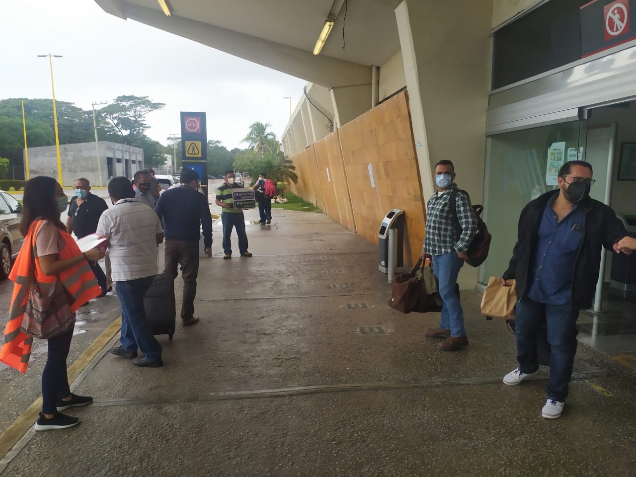 Turistas a la espera de un clima caluroso en Ciudad del Carmen