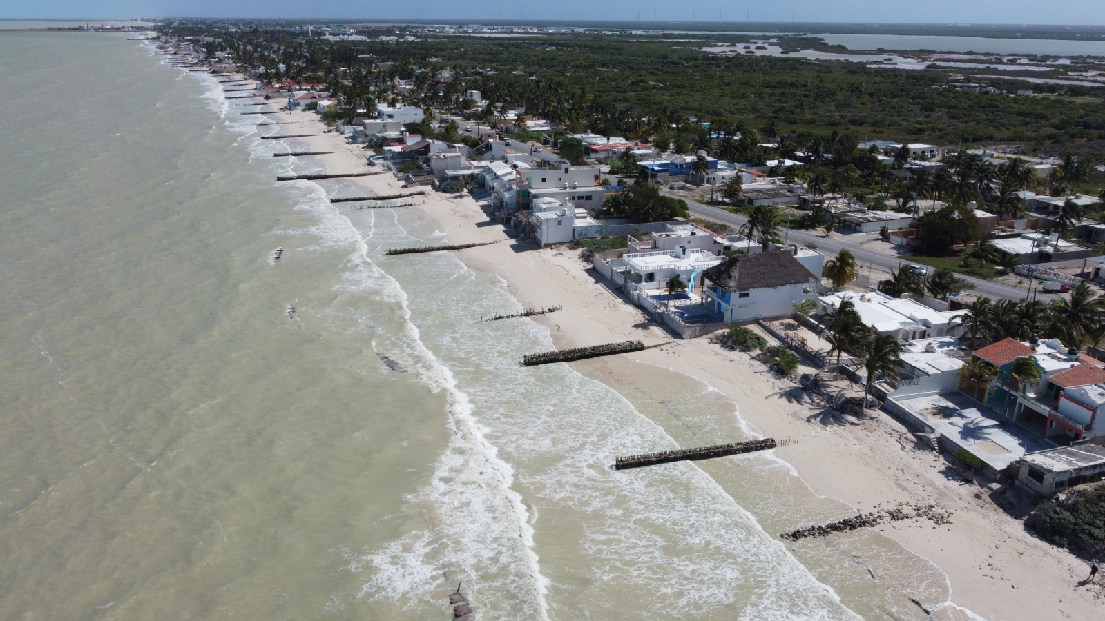 Piden ordenar construcciones en playas de Yucatán