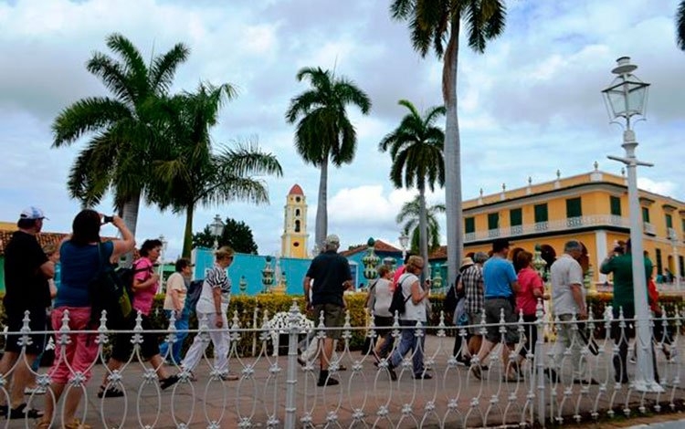 Cuba manda a aislamiento a turistas y reduce vuelos de México