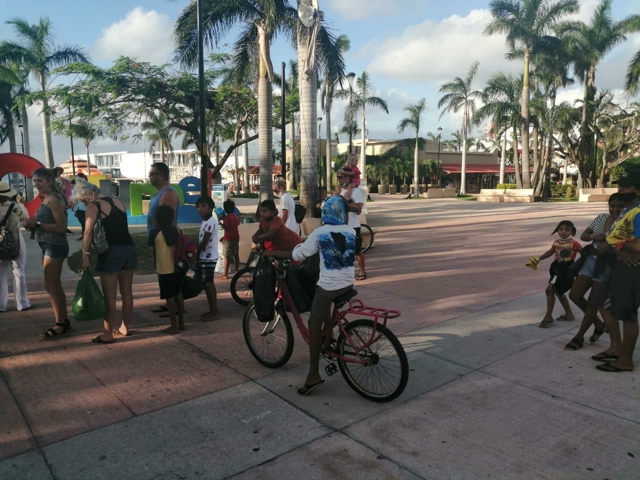 Padres de familia en Cozumel envían a sus hijos a trabajar en las calles