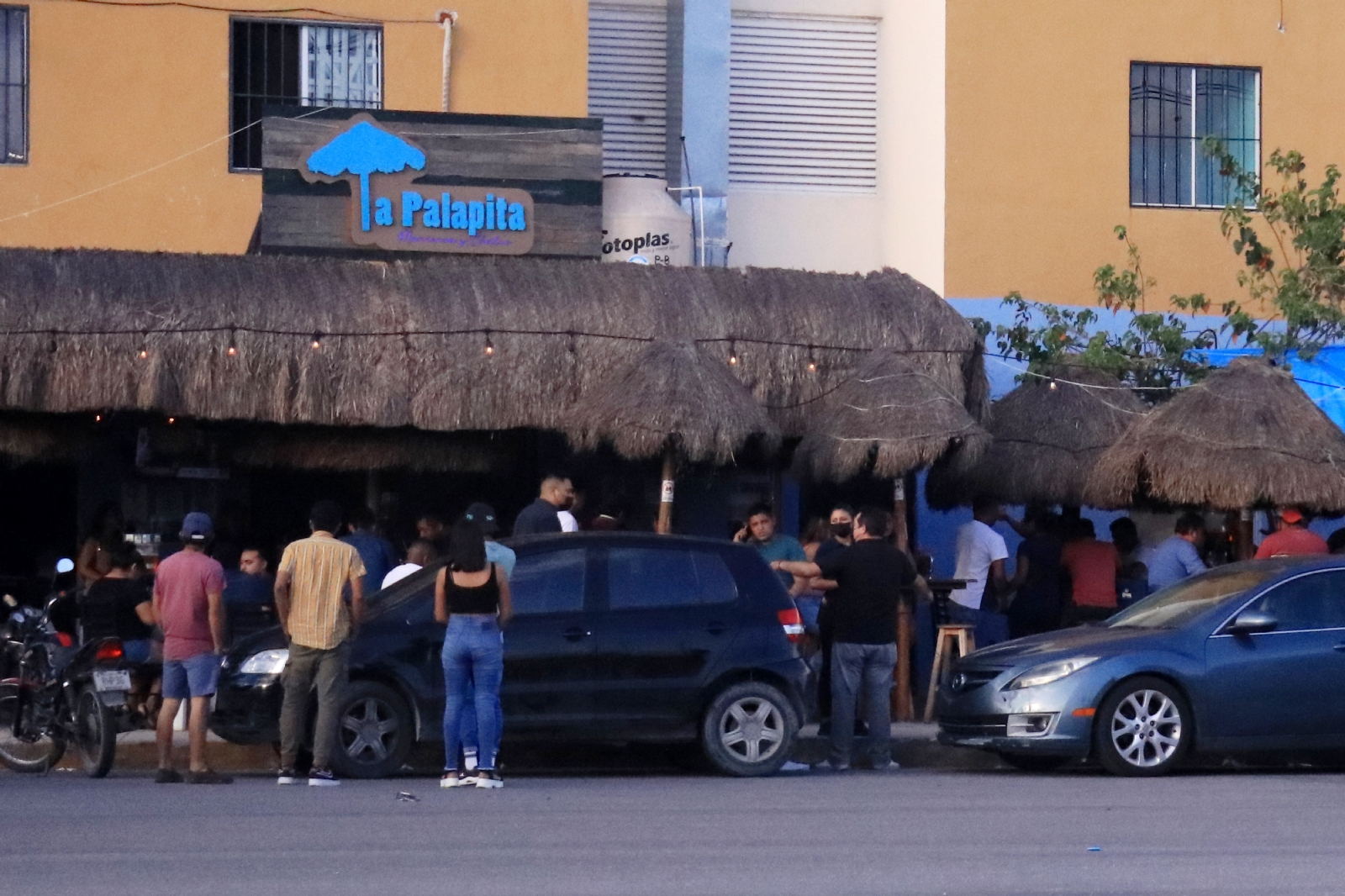 Establecimientos y habitantes de Cancún minimizan contagios por COVID-19