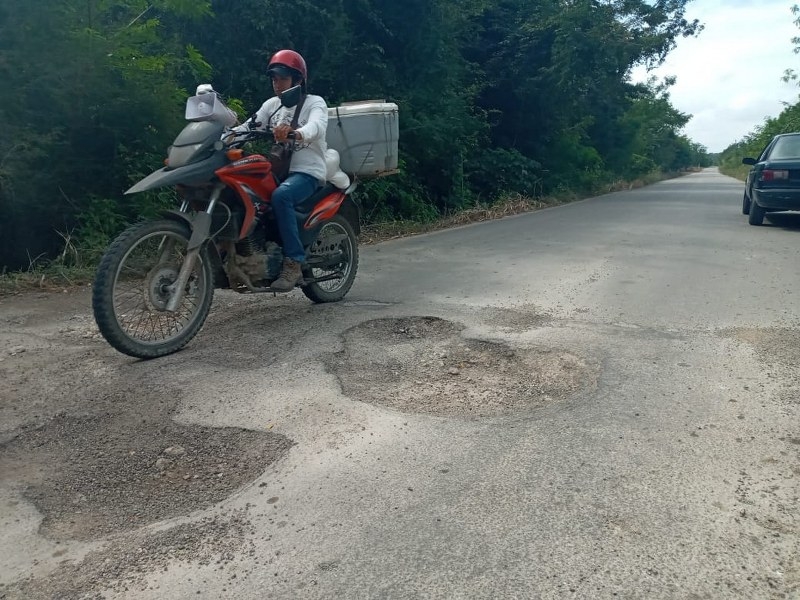 La carretera principal del poblado está en pésimas condiciones