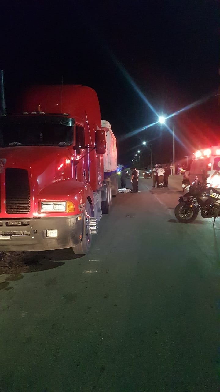 Motociclista muere tras chocar con un camión en la Región 260 de Cancún