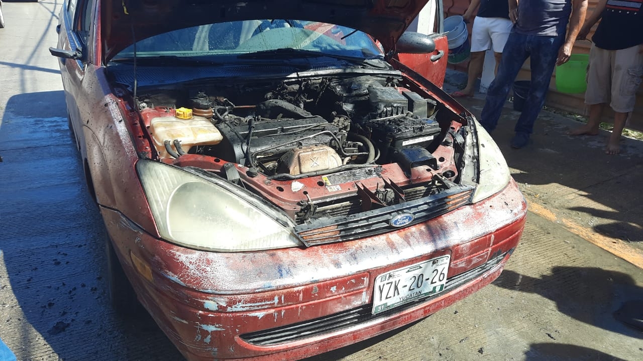 Llamas consumen el motor de un auto en Ciudad del Carmen