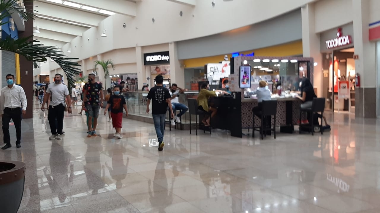 Pese a COVID-19, abarrotan plazas comerciales en Playa del Carmen