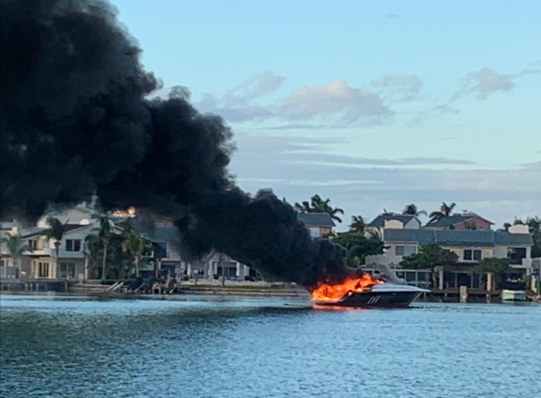 Se incendia yate en la Laguna Nichupté de Cancún