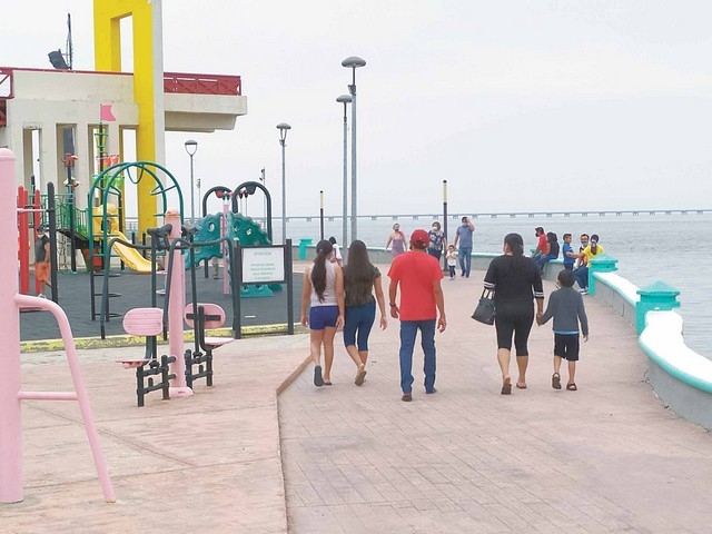 Malecón de Ciudad del Carmen es visitado por turistas pese a pandemia