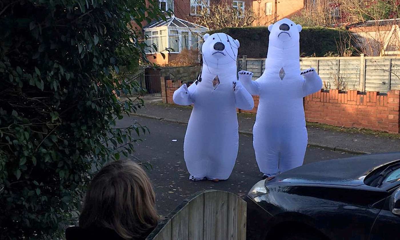 Abuelitos se disfrazan de osos polares para abrazar a sus nietos en RU