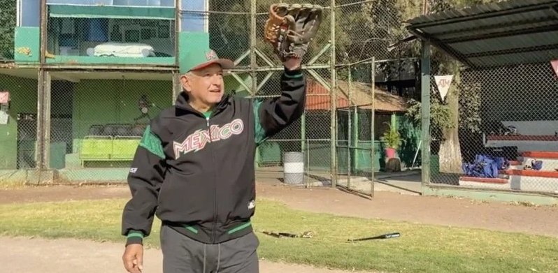 AMLO publica video jugando beisbol; 'para todo hay tiempo', dice