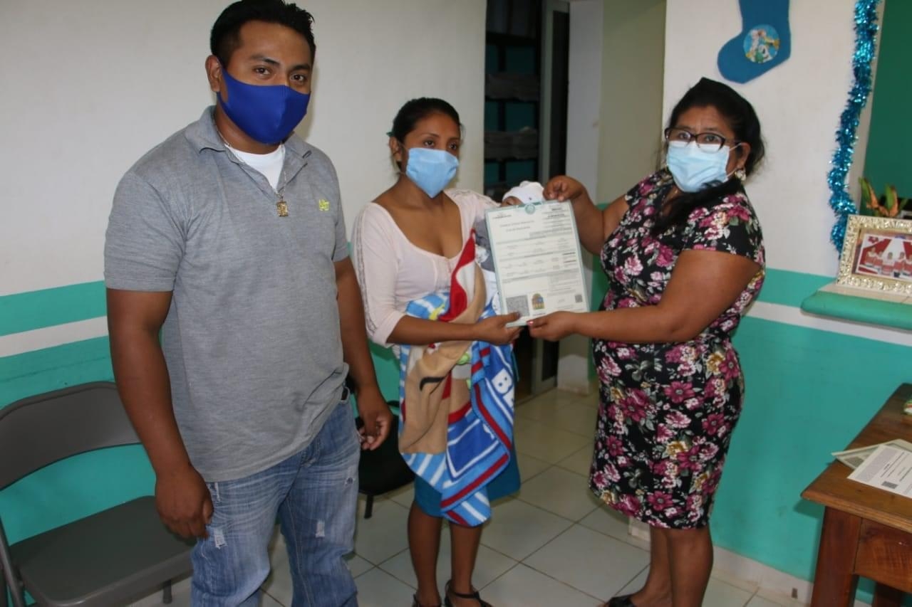 Personal del Registro Civil recibió a los padres, la mañana de este lunes, respetando los protocolos sanitarios