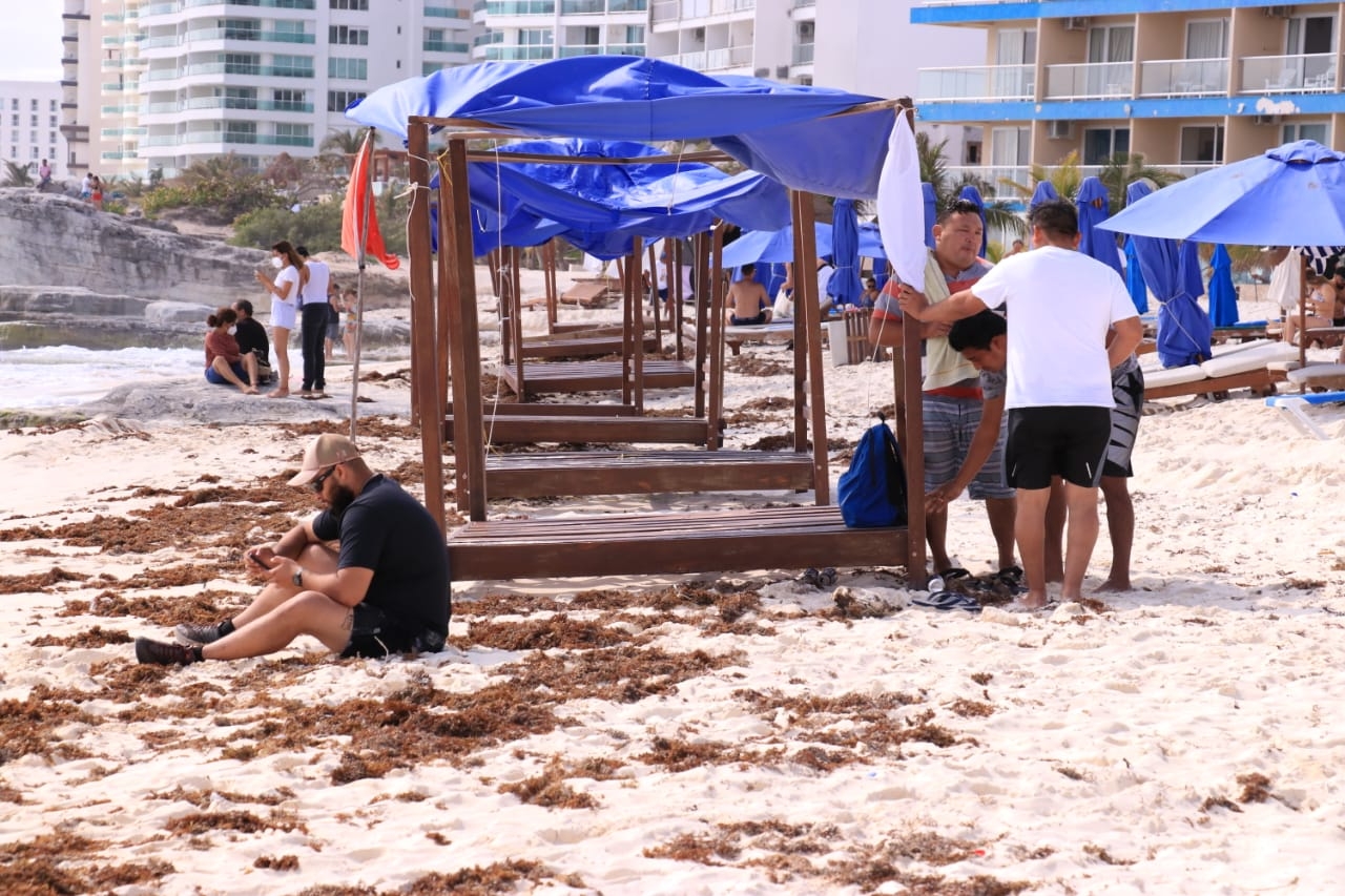 Buen clima en Cancún anima a turistas a ir a las playas