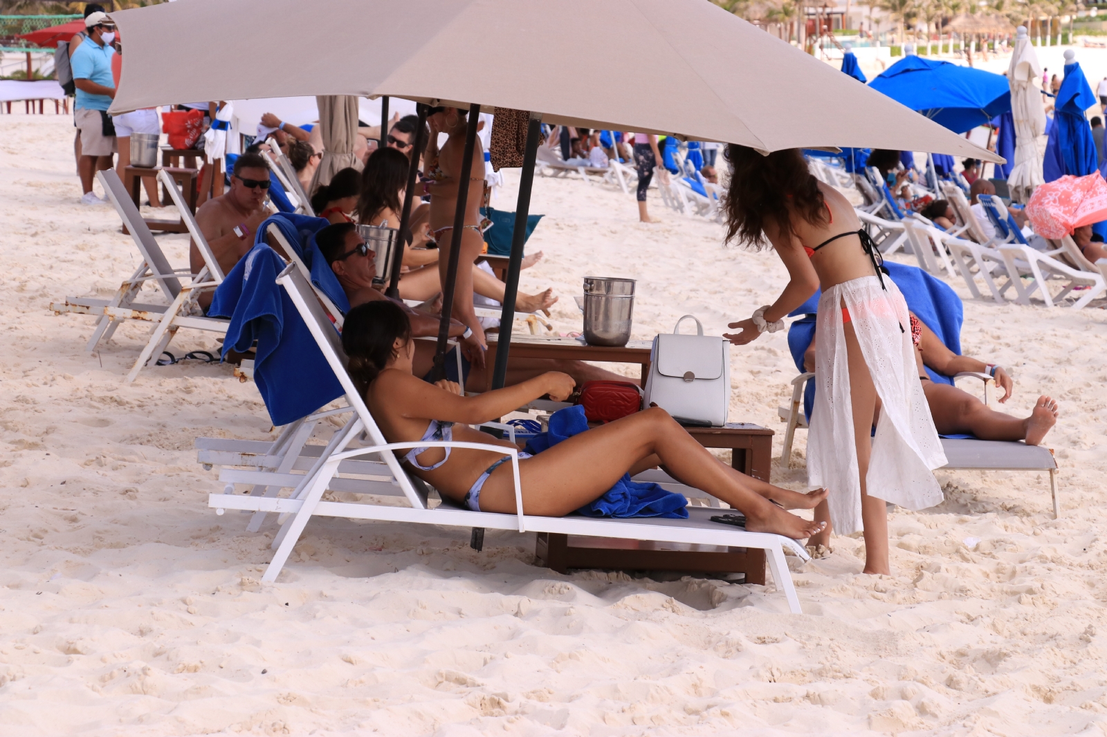 Las playas de Cancún se mantienen con turistas, pero en menor cantidad