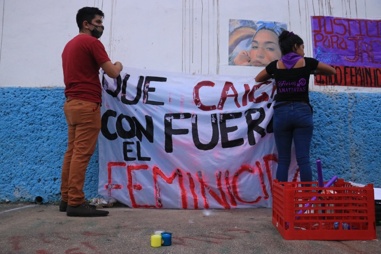 Familiares de mujer asesinada protestan afuera de la FGE en Cancún