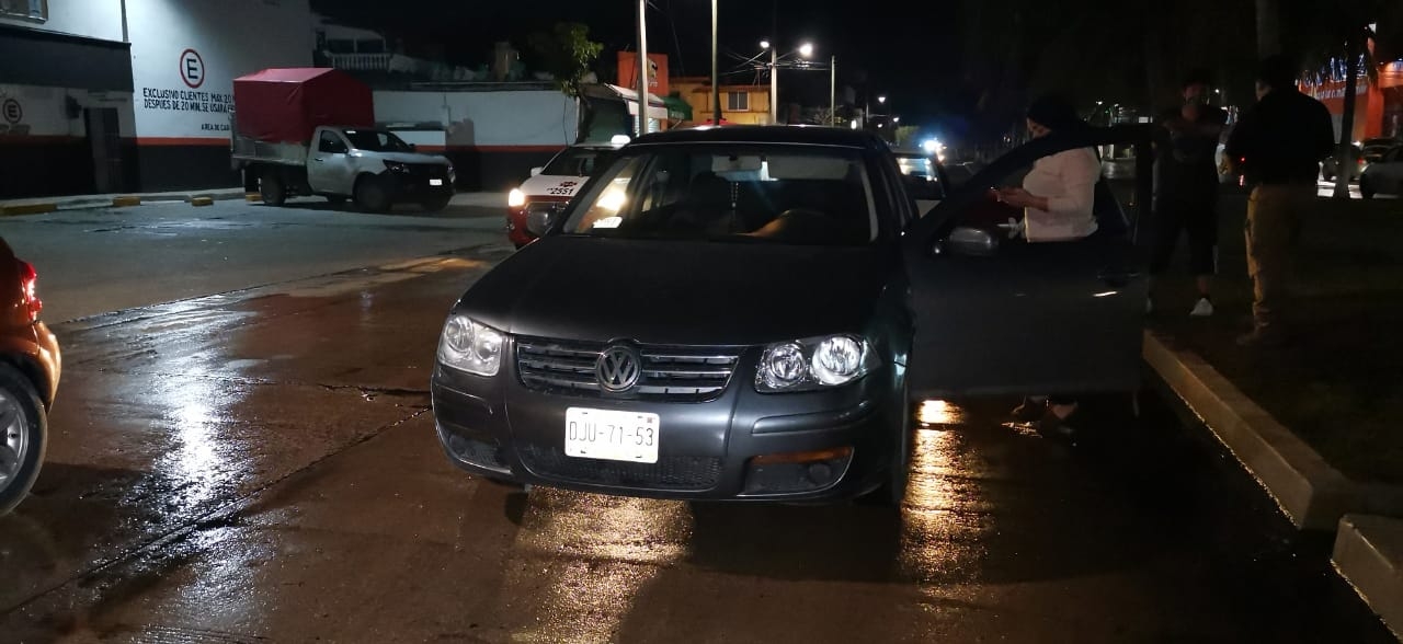 Auto recibe golpe por alcance de un taxi en Ciudad del Carmen