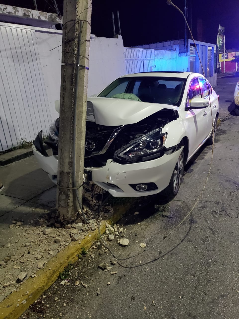 El coche se impactó de frente con el poste