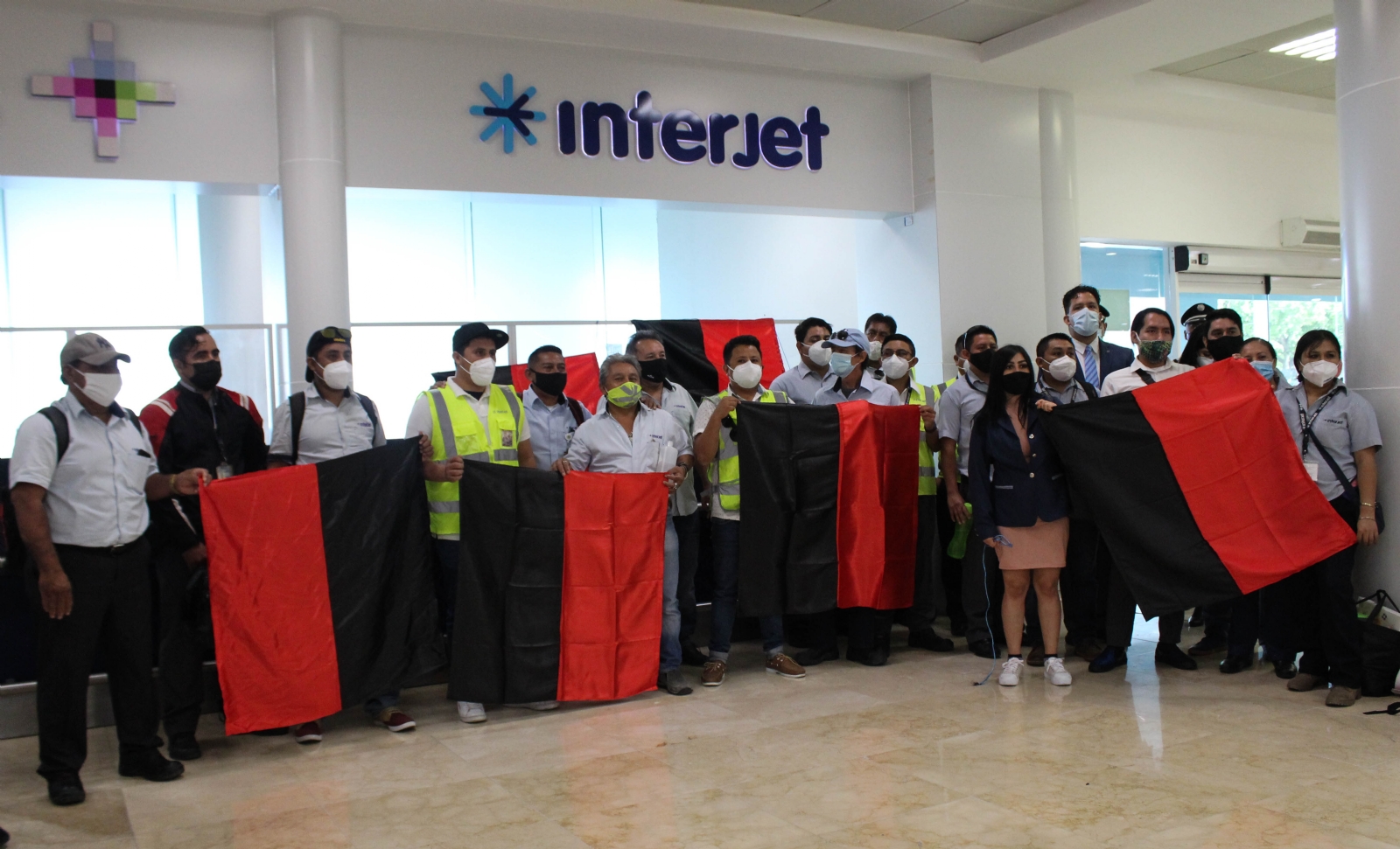 Los empleados se presentaron en el Aeropuerto de Cancún para iniciar la huelga