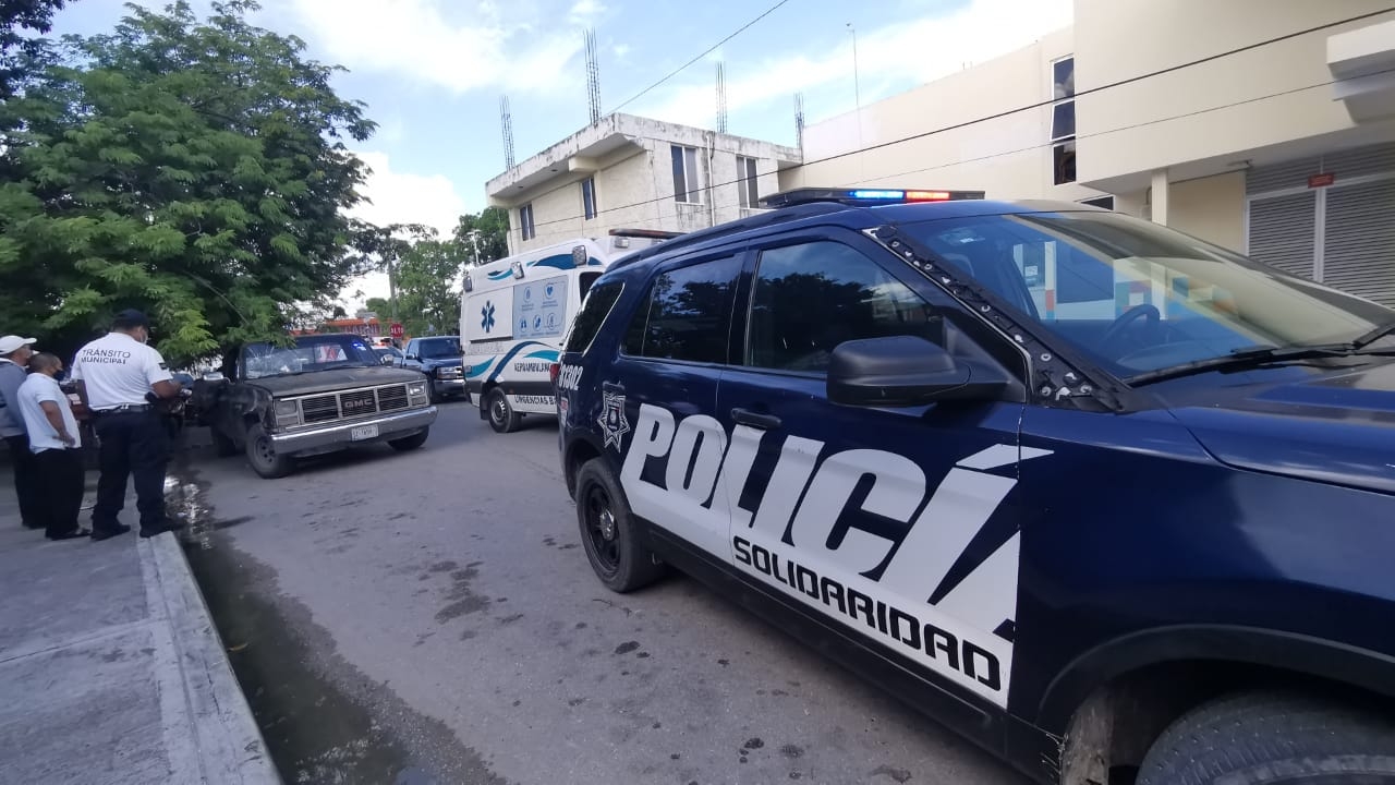 Camioneta se estampa contra motociclista en Playa del Carmen