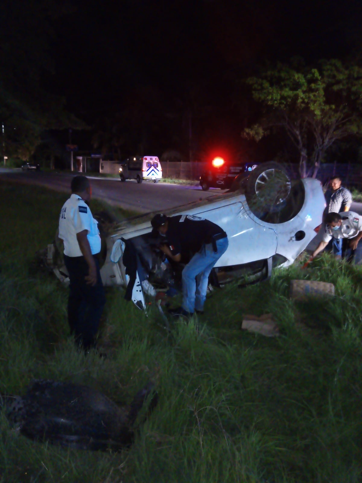 La unidad terminó sobre su toldo, tras volcarse en la Avenida Insurgentes de la ciudad de Chetumal