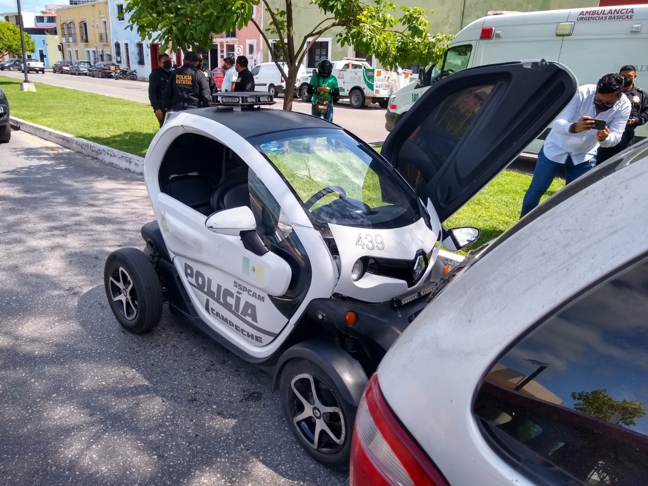 Mujer policía choca contra camioneta familiar y termina lesionada en Campeche