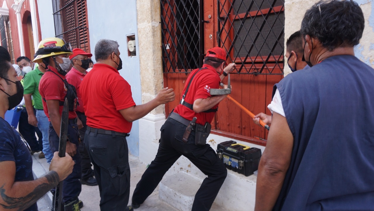 Bomberos rescatan a adulto mayor desmayado en su domicilio en Campeche