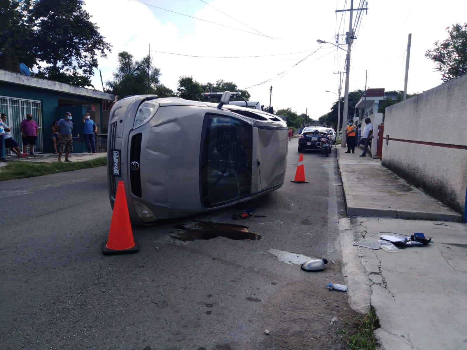 ¡De película! Automóvil vuelca tras chocar dos veces en Mérida