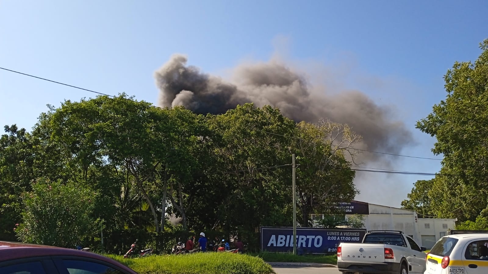 La columna de humo es  visible desde varios kilómetros de distancia