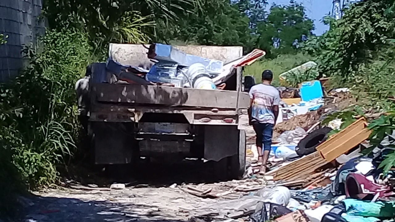 Empleados de la CROC tiran basura en terreno baldío de Playa del Carmen